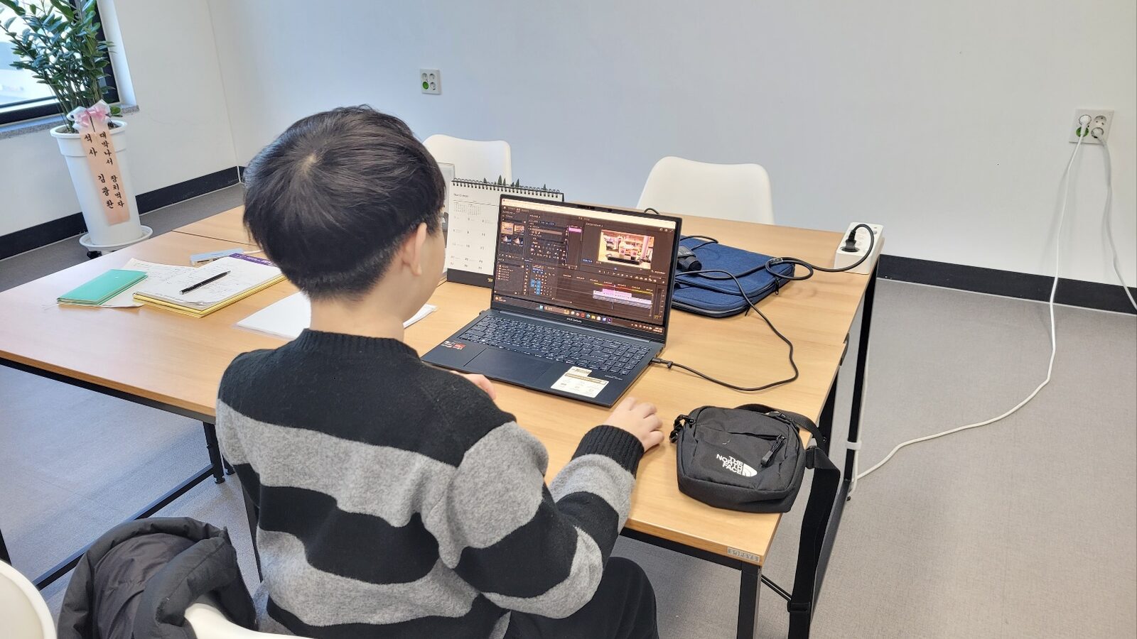필기하며 영상 편집을 배우는 수강생