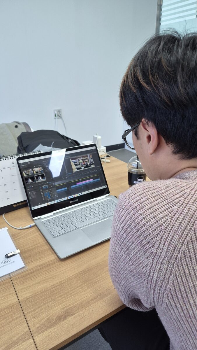 노트북으로 편집 실습 중인 수강생